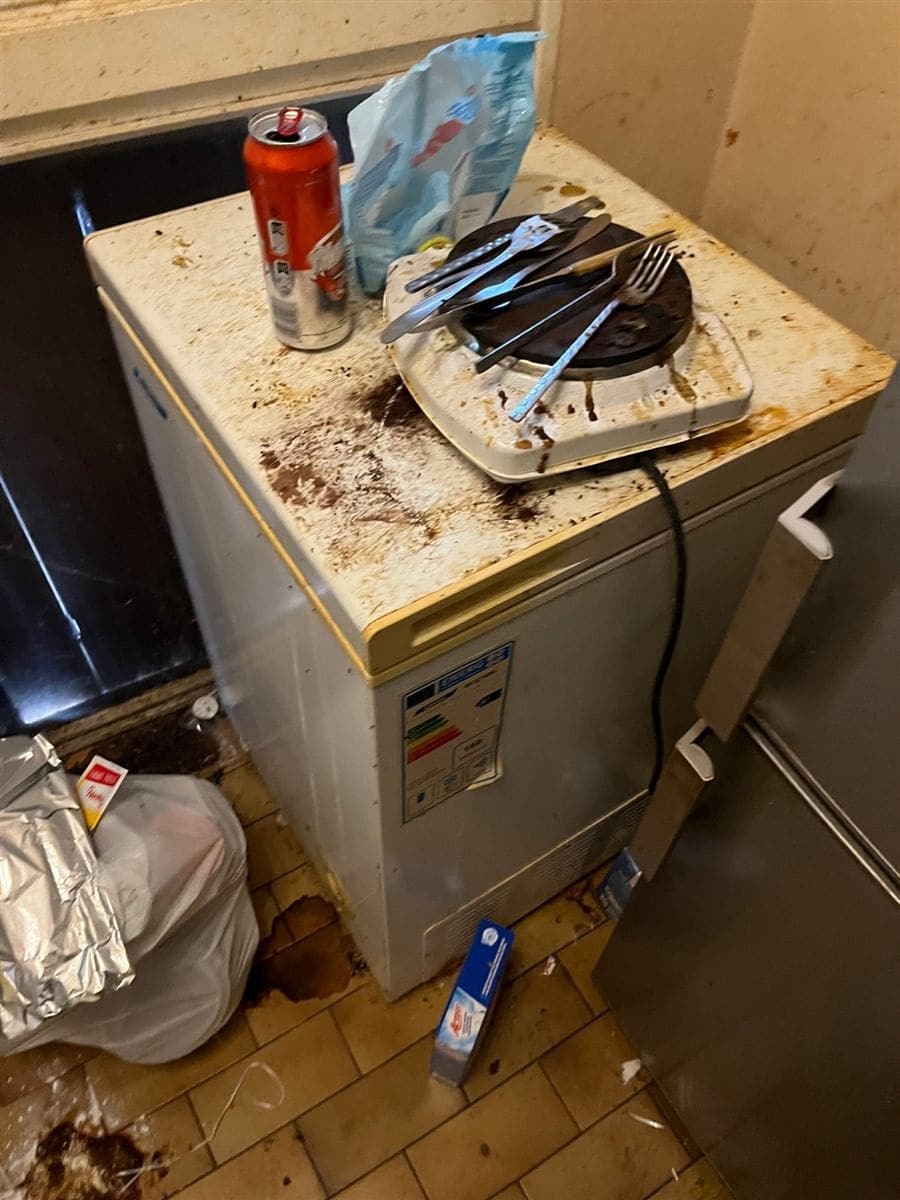 Électroménager fortement encrassé avant désinfection lors d'un nettoyage Diogène