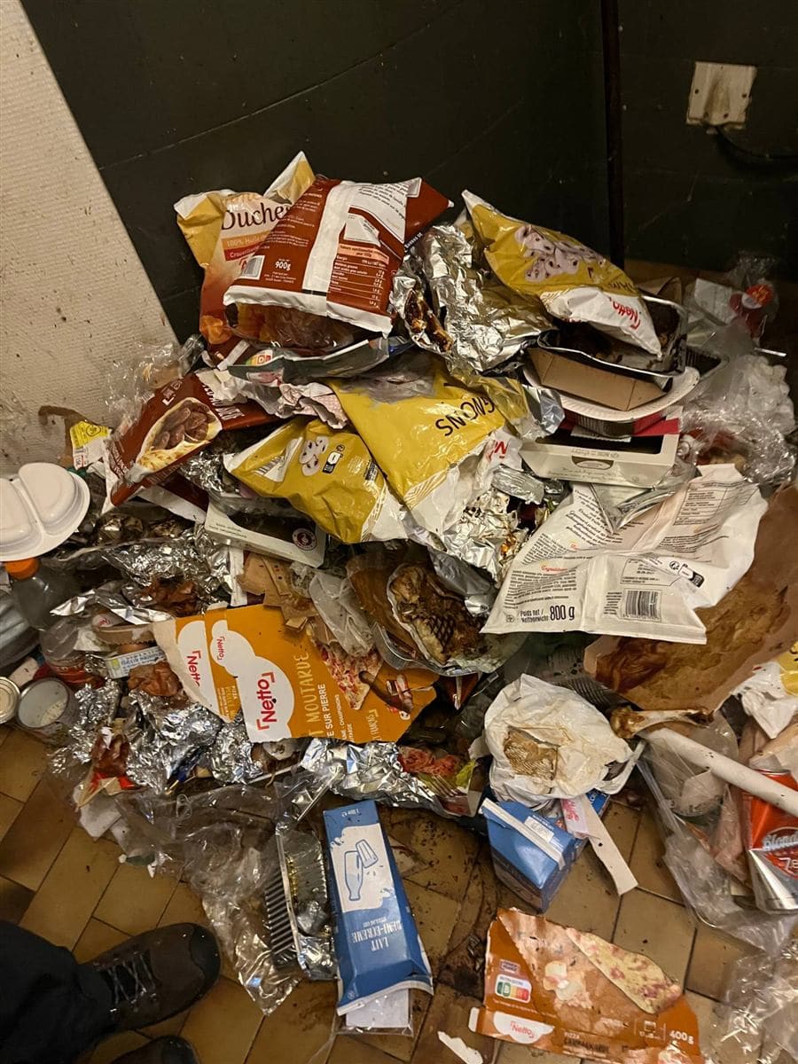 Amas de déchets ménagers à débarrasser lors d'une intervention Diogène dans le 47