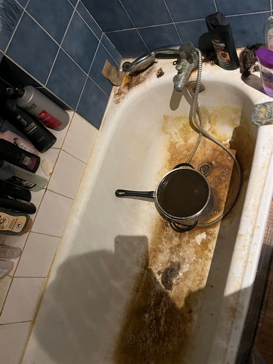 Baignoire entartrée et insalubre avant remise en état par H-Company 47