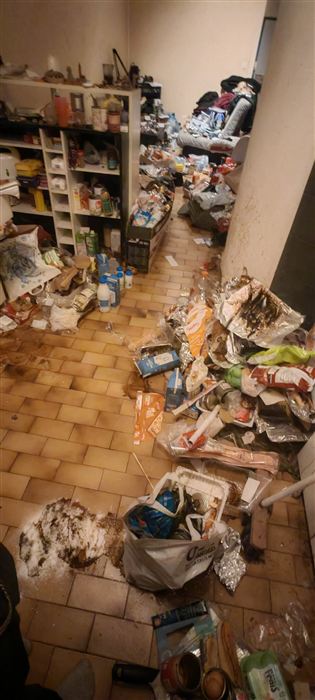 Logement en situation de syndrome de Diogène avant intervention à Villeneuve-sur-Lot