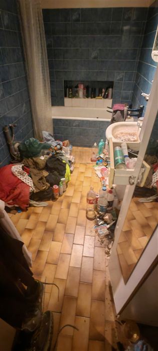 Logement en situation de syndrome de Diogène avant intervention à Villeneuve-sur-Lot