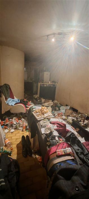 Logement en situation de syndrome de Diogène avant intervention à Villeneuve-sur-Lot