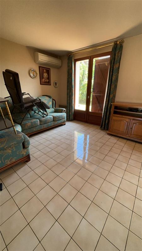 Séjour au sol carrelé propre après nettoyage à Villeneuve-sur-Lot
