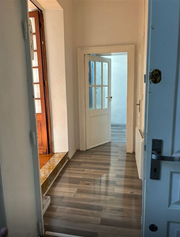 Entrée avec parquet propre à Villeneuve-sur-Lot