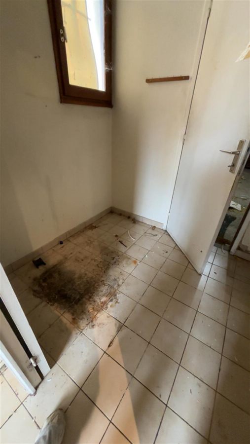 Sol carrelé taché avant nettoyage