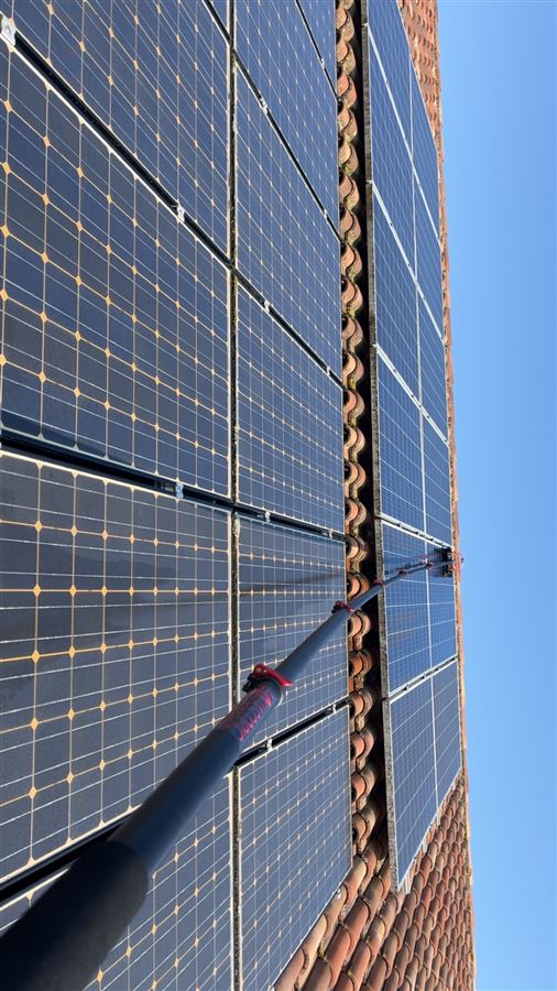 Technicien H-Company 47 nettoyant des panneaux photovoltaïques à la perche télescopique