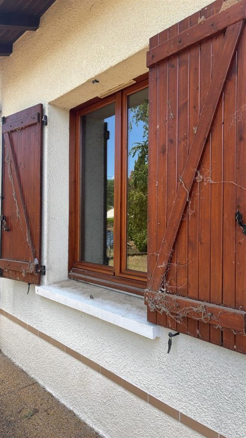 Volets et fenêtre encrassés avant nettoyage à Villeneuve-sur-Lot