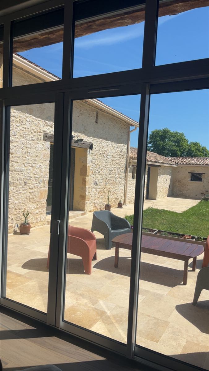 Baie vitrée propre après passage à l'eau osmosée en Lot-et-Garonne