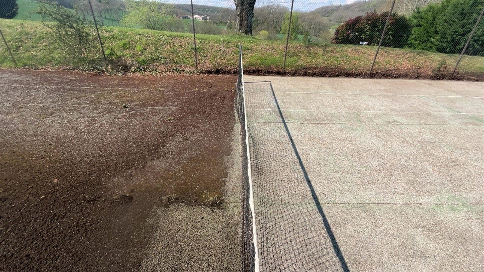 Terrasse / terrain démoussé — moitié gauche moussue (avant) et moitié droite propre (après) par H-Company 47 en Lot-et-Garonne