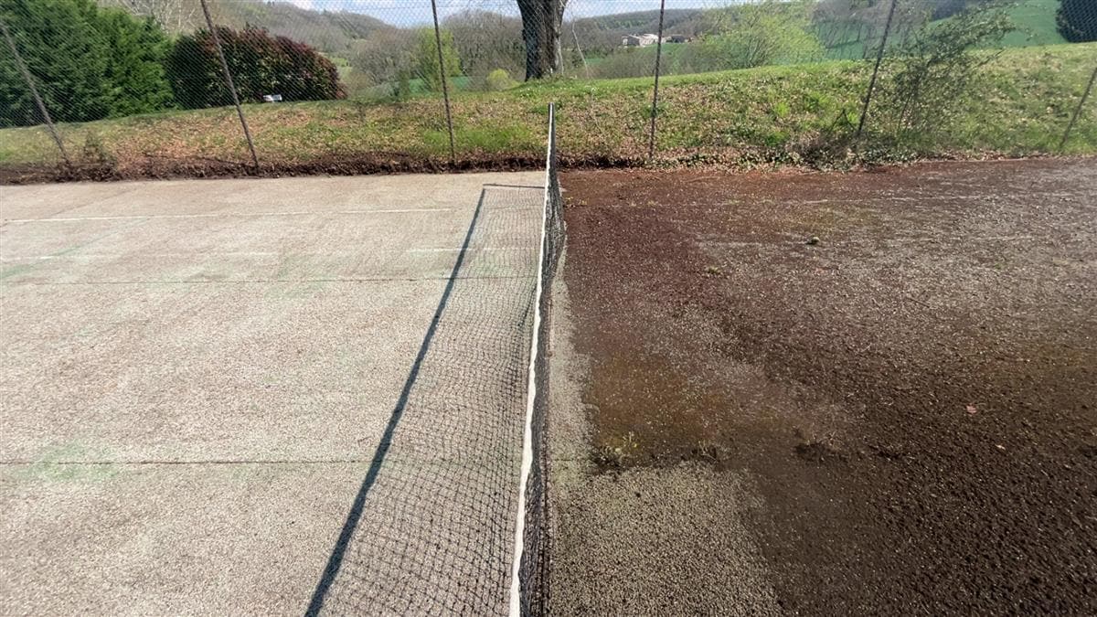 Terrasse avant/après : moitié encrassée et moitié nettoyée — chantier réel H-Company 47 en Lot-et-Garonne